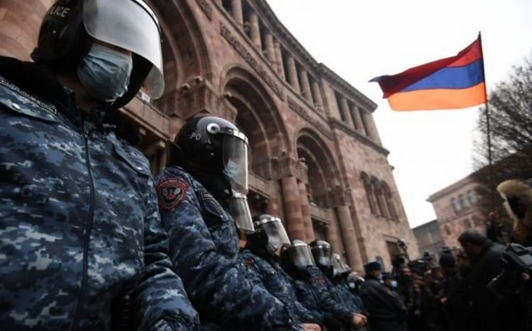 “Ermənistan müxalifəti parlament qarşısında etiraz aksiyası keçirir