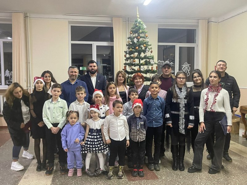 Moldova azərbaycanlıları uşaqları hədiyyələrlə sevindirib