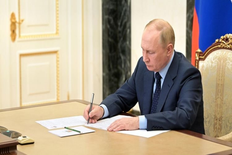 “Putin ordu haqda saxta məlumat yayanların əmlakının müsadirə edilməsinə dair qanunu imzalayıb