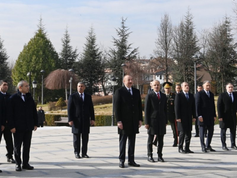 Prezident İlham Əliyev Ankarada Ulu Öndər Heydər Əliyevin abidəsini ziyarət edib - YENİLƏNİB - FOTOLAR