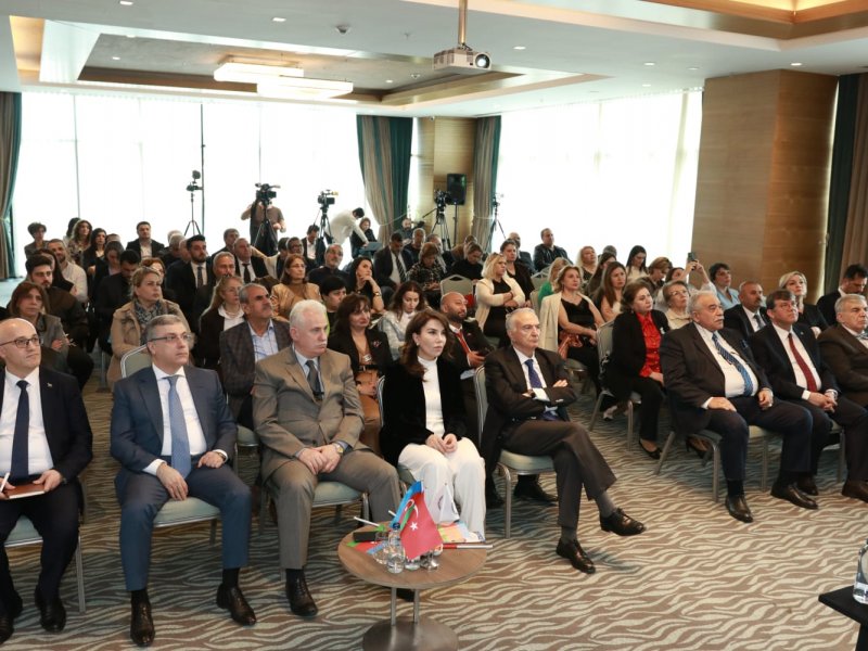 Dövlət Komitəsinin sədri İstanbulda Azərbaycan icması ilə görüşüb