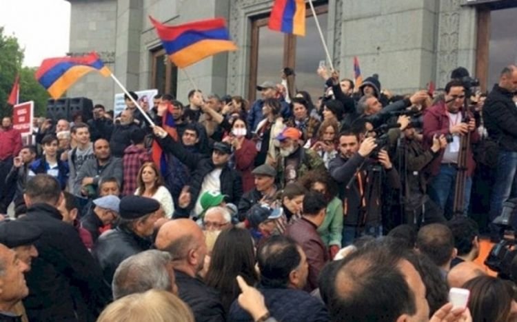 İrəvanda etirazçılar XİN binasının qarşısına toplaşıblar