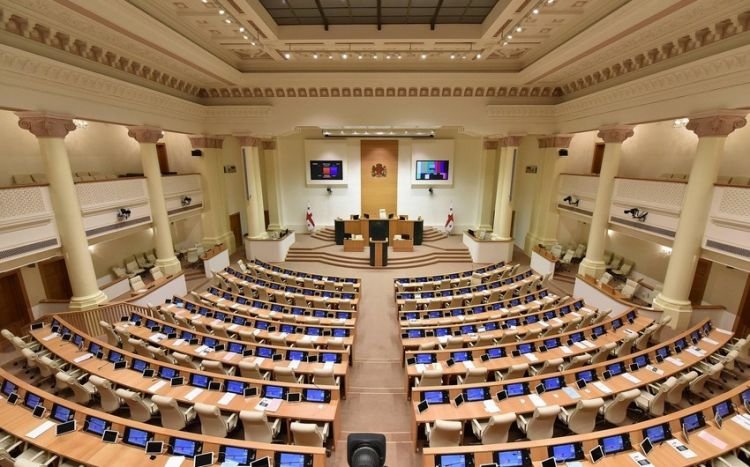 Gürcüstan parlamenti qalmaqallı layihənin son müzakirəsini edəcək, Tbilisidə yürüş başlayıb