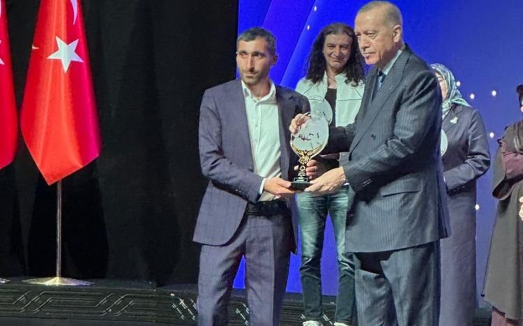 Ərdoğan Türkiyəyə kömək etməklə məşhurlaşan azərbaycanlını mükafatlandırıb