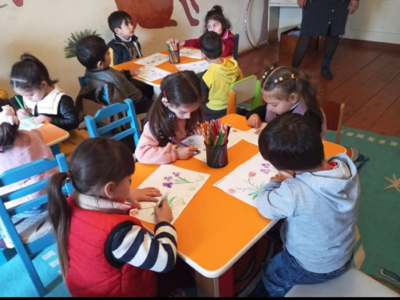 İTİTALA KƏND  KÖRPƏLƏR EVİ-UŞAQ BAĞÇASINA DAXİL OLARKƏN UŞAQ RƏSM QALAREYASINI XATIRLADIR-FOTOLAR.