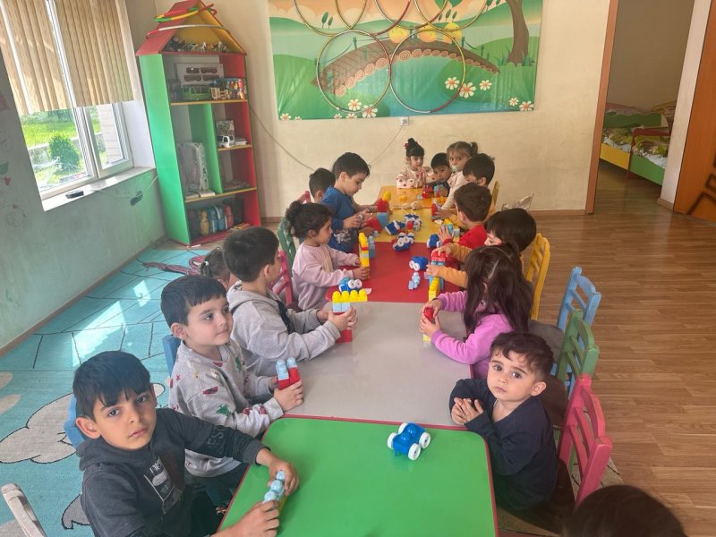 BALAKƏN ŞƏHƏR DÖRD NÖMRƏLİ KÖRPƏLƏR EVİ-UŞAQ BAĞÇASININ BİNASI ŞƏHƏRƏ XÜSUSİ GÖZƏLLİK VERİR-FOTOLAR.