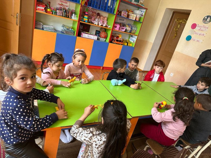 ŞƏRİF KƏND  KÖRPƏLƏR EVİ-UŞAQ BAĞÇASINA  TƏCRÜBƏLİ PEDAQOQ RƏHBƏRLİK EDİR-FOTOLAR.