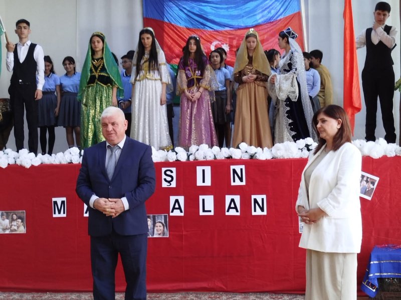 28 may - Müstəqillik günü ilə əlaqədar "Arşın mal alan məktəbin səhnəsində" adlı tədbir keçirilmişdir-FOTOLAR.