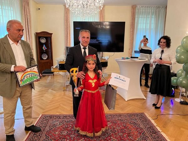 Niderlandda soydaşlarımız Uşaqların Beynəlxalq Müdafiəsi Günü münasibətilə tədbir və rəsm sərgisi keçirib