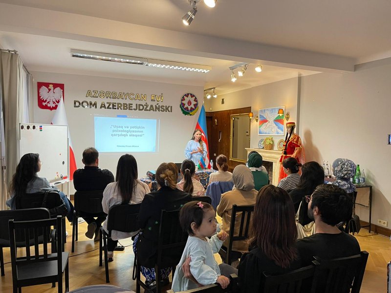 Varşava Azərbaycan Evində "Uşağımdakı Özüm" adlı seminar keçirilib