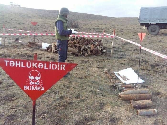 Azad edilən ərazilərdə 1 milyon 170 min kvadratmetrdən çox sahəni minatəmizləyən qadınlar təmizləyib