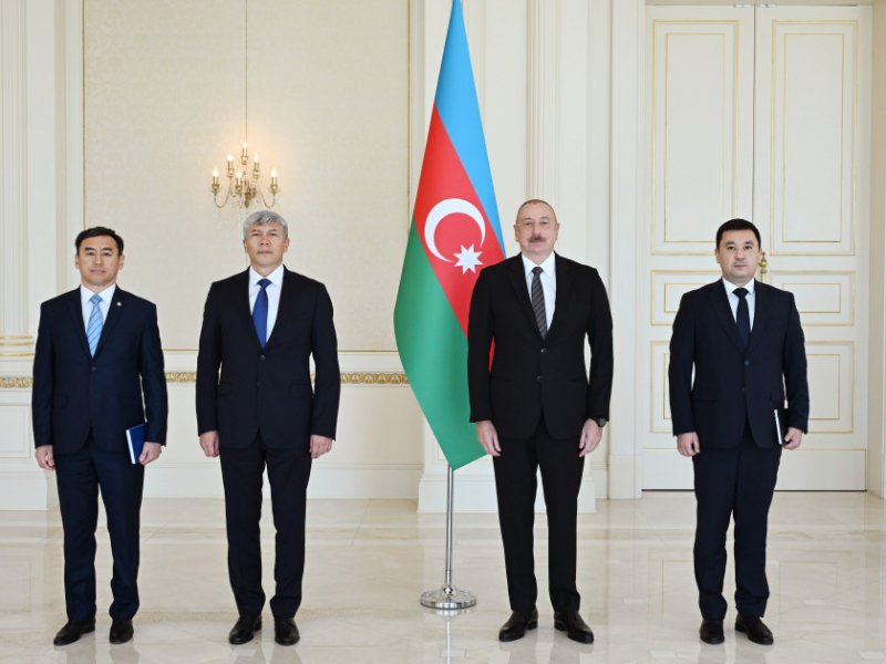 Prezident İlham Əliyev Qırğız Respublikasının ölkəmizdə yeni təyin olunmuş səfirinin etimadnaməsini qəbul edib