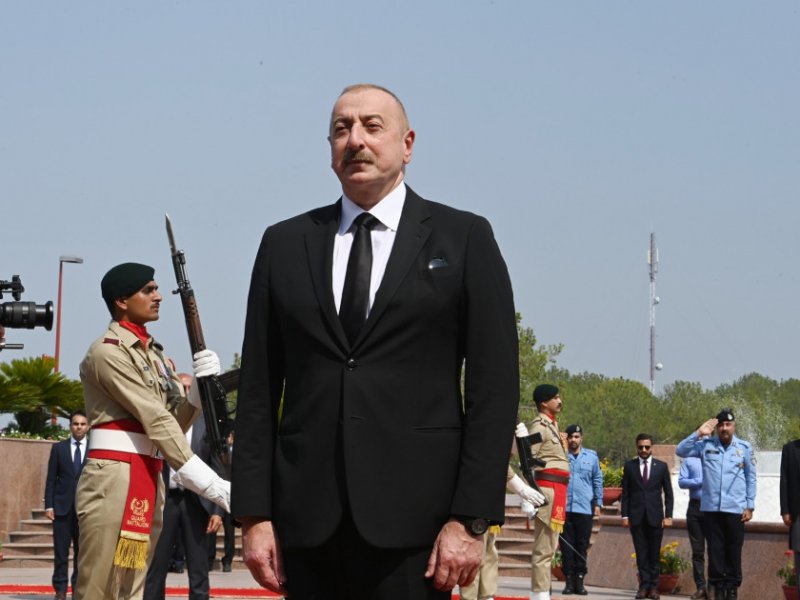 Prezident İlham Əliyev İslamabadda milli abidəni ziyarət edib