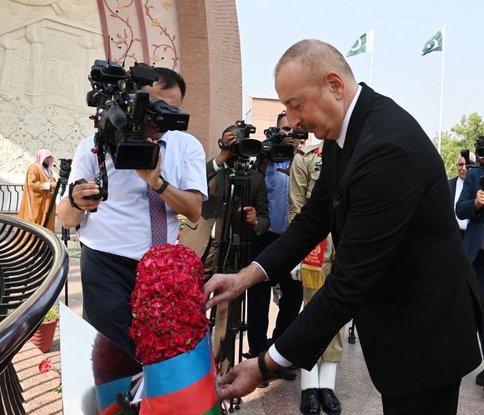 Prezident İlham Əliyev İslamabadda milli abidəni ziyarət edib
