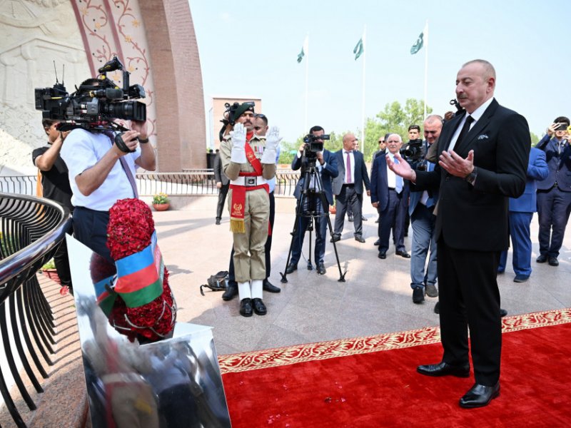 Prezident İlham Əliyev İslamabadda milli abidəni ziyarət edib
