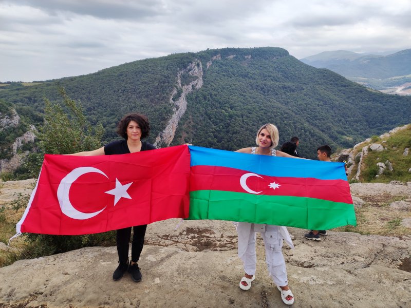 “Biz dəmir yumruğun gücü ilə Şuşadayıq” şüarı ilə diaspor nümayəndələrinin Şuşaya 12-ci səfəri gerçəkləşib