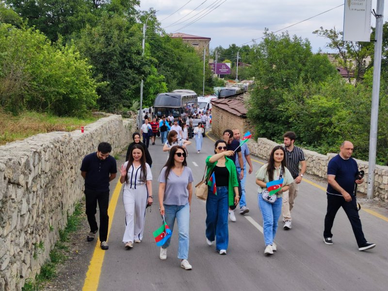 “Biz dəmir yumruğun gücü ilə Şuşadayıq” şüarı ilə diaspor nümayəndələrinin Şuşaya 12-ci səfəri gerçəkləşib