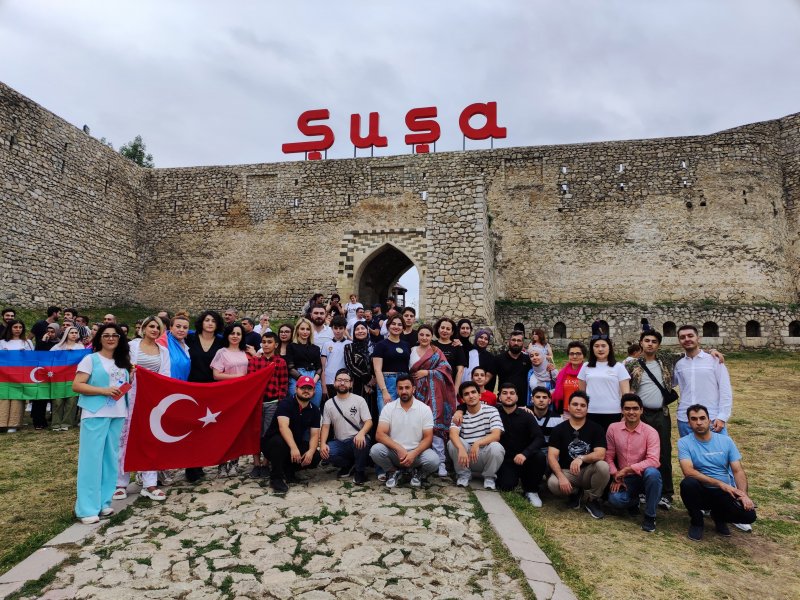 “Biz dəmir yumruğun gücü ilə Şuşadayıq” şüarı ilə diaspor nümayəndələrinin Şuşaya 12-ci səfəri gerçəkləşib