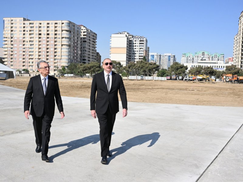 Prezident İlham Əliyev Bakıda “Gənclik” metrosu yanında yaradılan yeni parkda işlərin gedişi ilə tanış olub