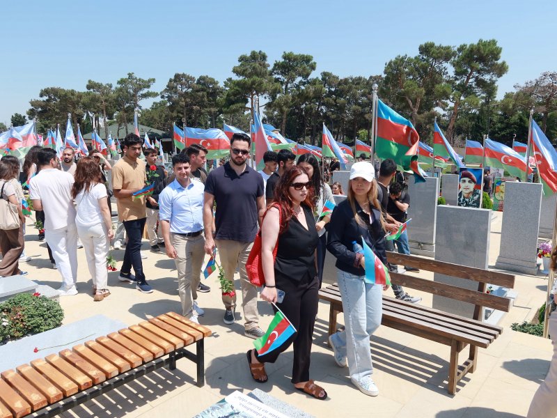 Diaspor Gənclərinin V Yay Düşərgəsinin iştirakçıları Fəxri xiyabanı və Şəhidlər xiyabanını ziyarət edib