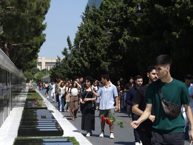 Diaspor Gənclərinin V Yay Düşərgəsinin iştirakçıları Fəxri xiyabanı və Şəhidlər xiyabanını ziyarət edib