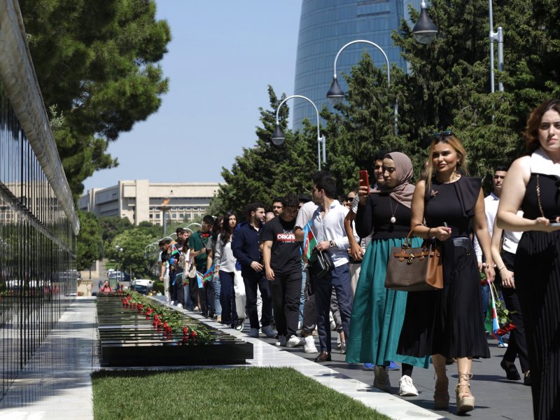 Diaspor Gənclərinin V Yay Düşərgəsinin iştirakçıları Fəxri xiyabanı və Şəhidlər xiyabanını ziyarət edib