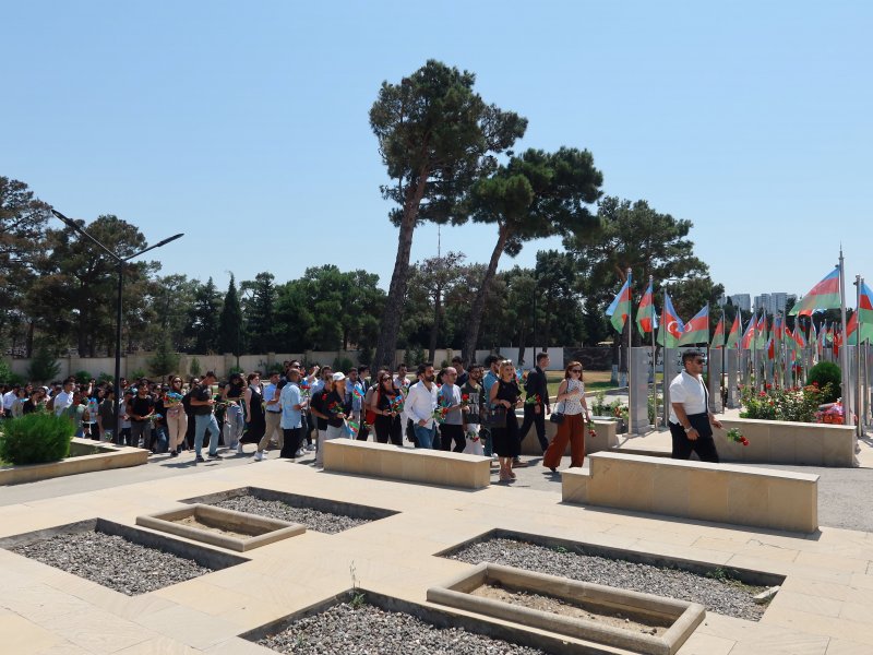 Diaspor Gənclərinin V Yay Düşərgəsinin iştirakçıları Fəxri xiyabanı və Şəhidlər xiyabanını ziyarət edib