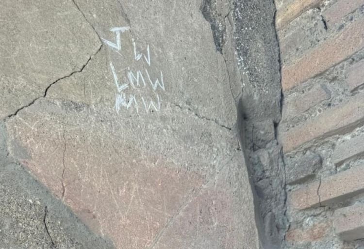 Pompeydə tarixi evin divarını yazan turist cəzalandırılıb