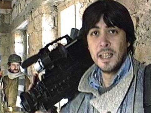 İnsanlığın ölmüş heykəlini dünyaya göstərən reportyor