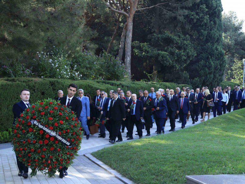 Xaricdə yaşayan azərbaycanlı alimlər Fəxri Xiyabanı və Şəhidlər Xiyabanını ziyarət edib