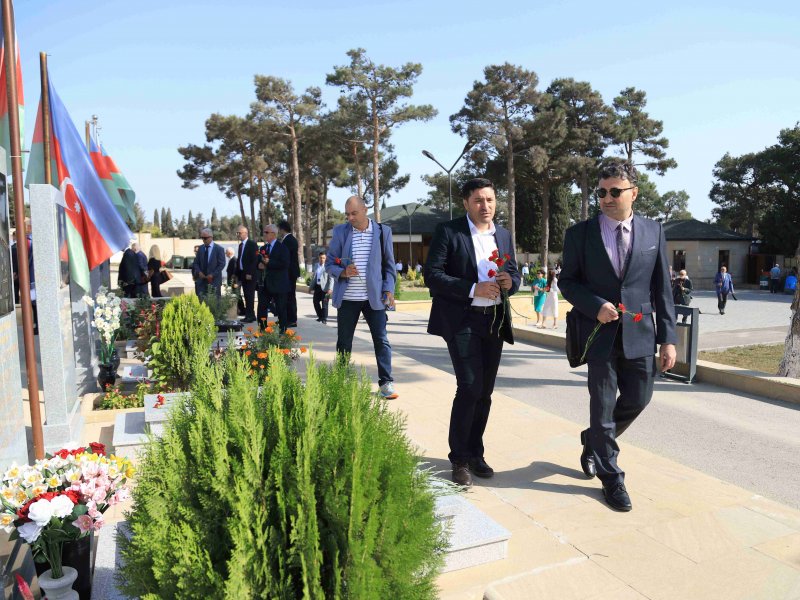 Xaricdə yaşayan azərbaycanlı alimlər Fəxri Xiyabanı və Şəhidlər Xiyabanını ziyarət edib
