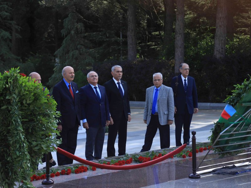 Xaricdə yaşayan azərbaycanlı alimlər Fəxri Xiyabanı və Şəhidlər Xiyabanını ziyarət edib