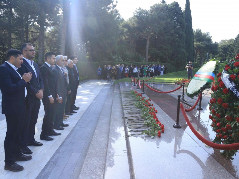 Xaricdə yaşayan azərbaycanlı alimlər Fəxri Xiyabanı və Şəhidlər Xiyabanını ziyarət edib