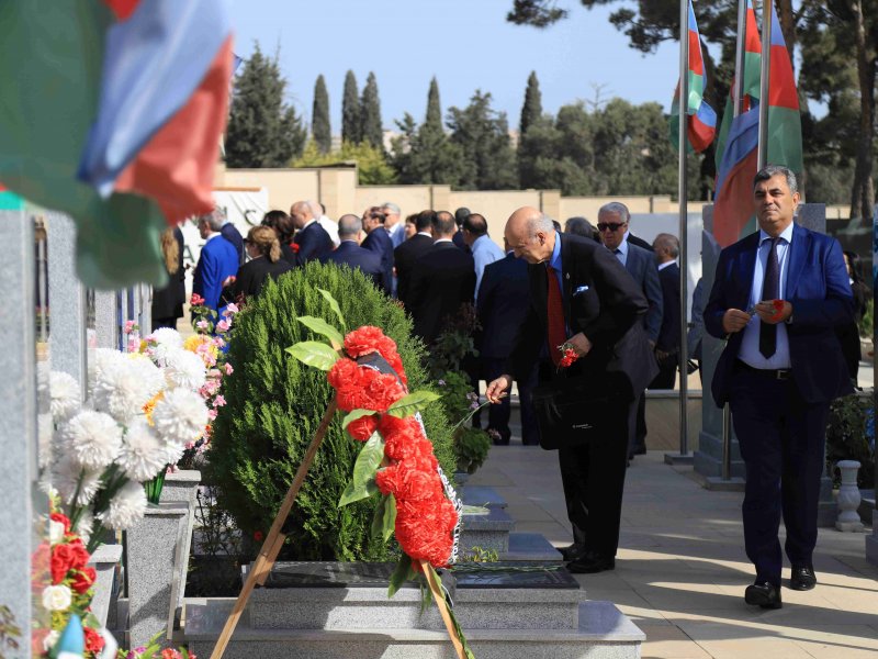 Xaricdə yaşayan azərbaycanlı alimlər Fəxri Xiyabanı və Şəhidlər Xiyabanını ziyarət edib