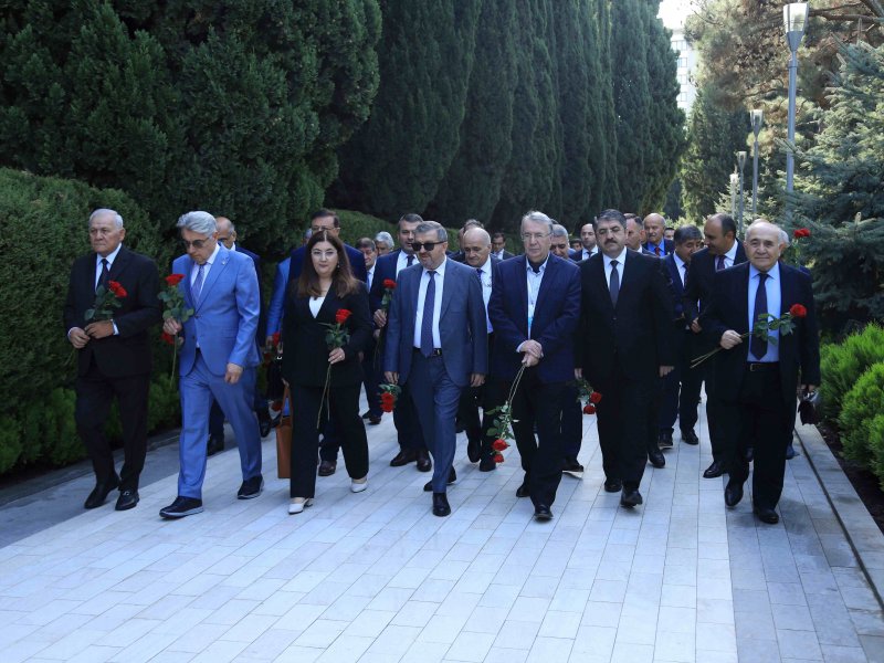 Xaricdə yaşayan azərbaycanlı alimlər Fəxri Xiyabanı və Şəhidlər Xiyabanını ziyarət edib