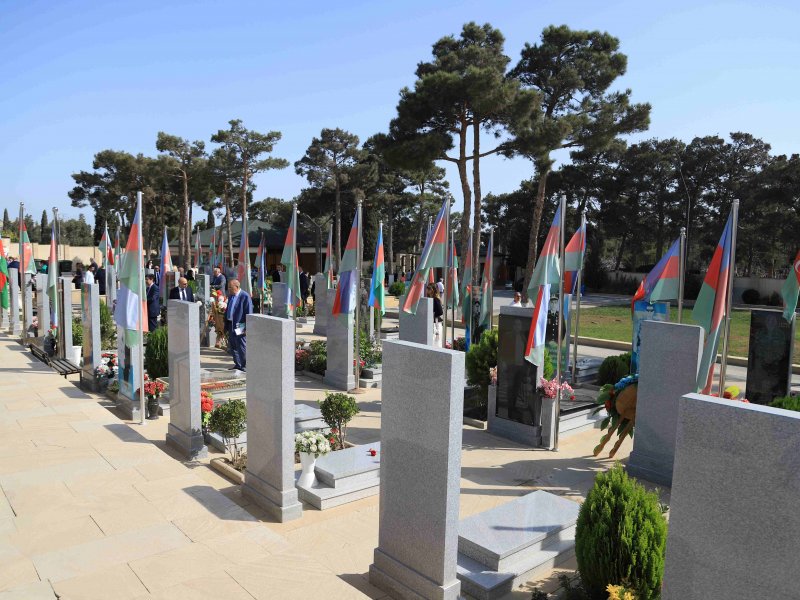 Xaricdə yaşayan azərbaycanlı alimlər Fəxri Xiyabanı və Şəhidlər Xiyabanını ziyarət edib