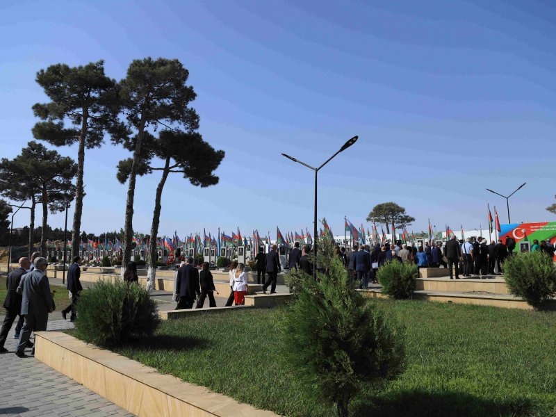 Xaricdə yaşayan azərbaycanlı alimlər Fəxri Xiyabanı və Şəhidlər Xiyabanını ziyarət edib