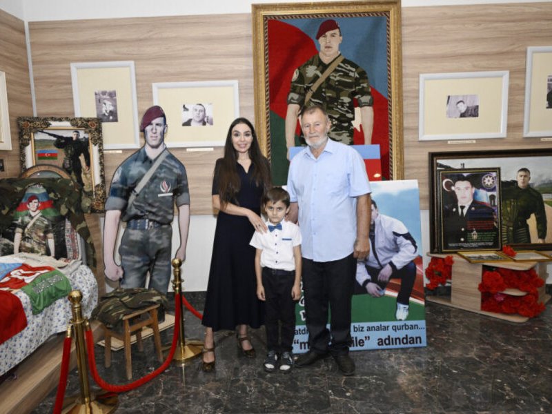 Leyla Əliyeva Mübariz İbrahimovun ailəsini ziyarət edib