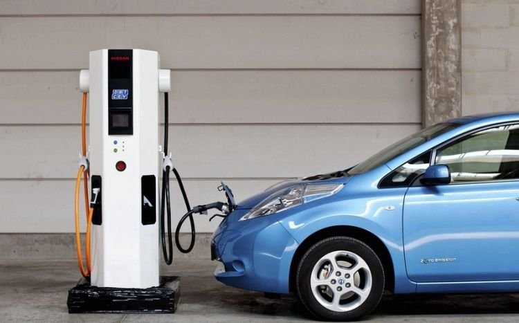 Elektromobillərin enerji doldurucularının idxalı və satışı ƏDV-dən daha iki il azad olunub