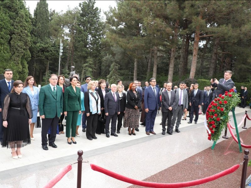 Ombudsmanların Beynəlxalq Bakı Forumunun iştirakçıları Fəxri xiyabanı və Şəhidlər xiyabanını ziyarət ediblər