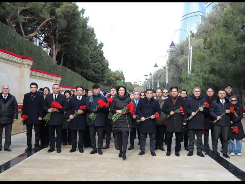 35-ci ildönümü ilə əlaqədar Şəhidlər xiyabanını ziyarət edib.