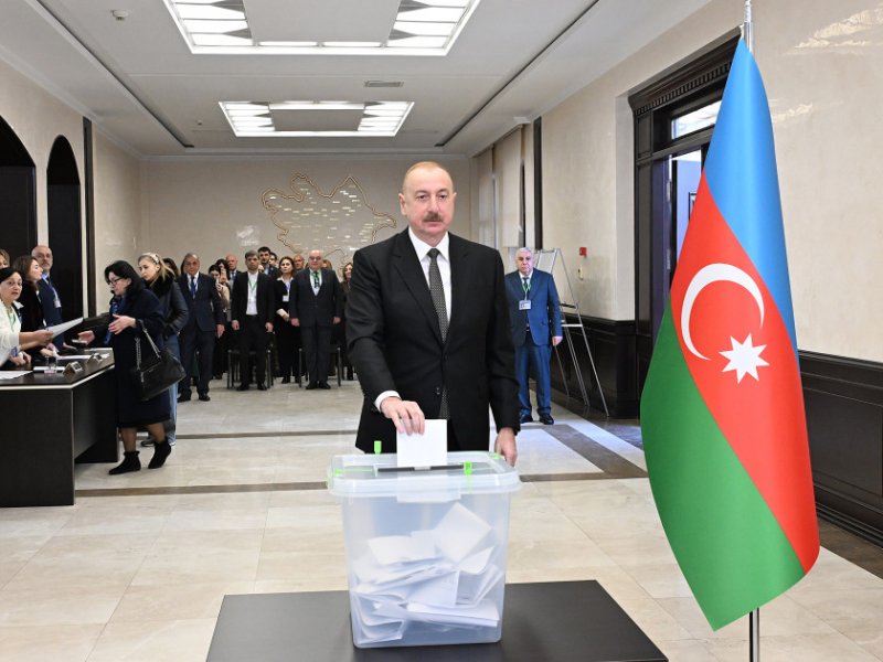 Prezident İlham Əliyev 1 saylı seçki məntəqəsində səs verib