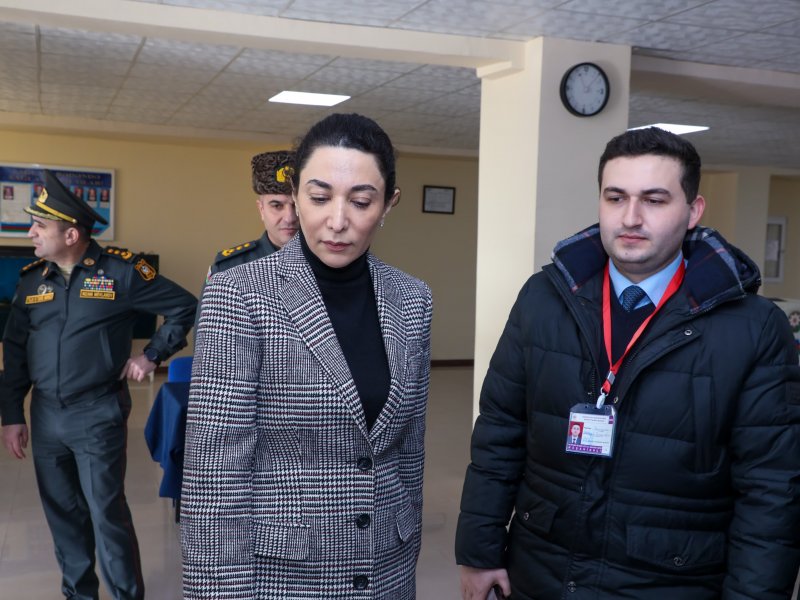 Səbinə Əliyeva Azərbaycan Ordusunun Təlim və Tədris Mərkəzində seçki prosesini izləyir.