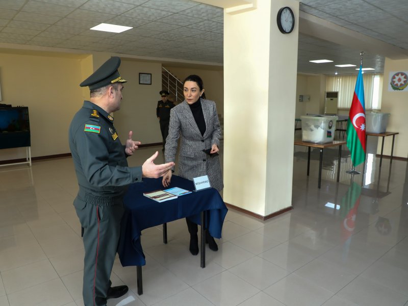 Səbinə Əliyeva Azərbaycan Ordusunun Təlim və Tədris Mərkəzində seçki prosesini izləyir.