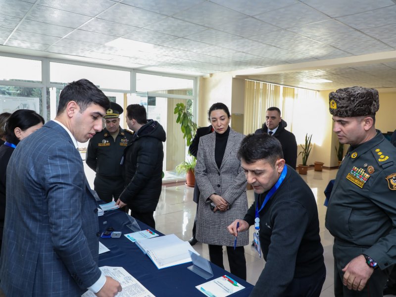 Səbinə Əliyeva Azərbaycan Ordusunun Təlim və Tədris Mərkəzində seçki prosesini izləyir.