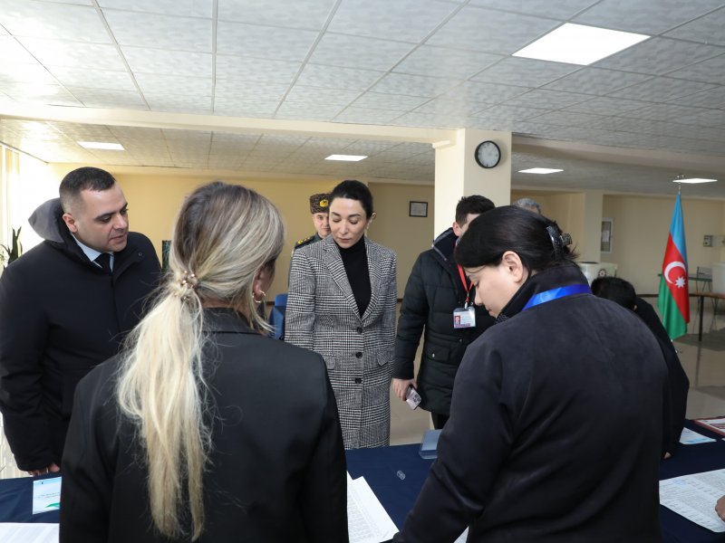 Səbinə Əliyeva Azərbaycan Ordusunun Təlim və Tədris Mərkəzində seçki prosesini izləyir.