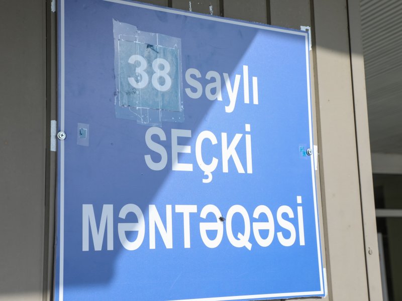 Səbinə Əliyeva Azərbaycan Ordusunun Təlim və Tədris Mərkəzində seçki prosesini izləyir.