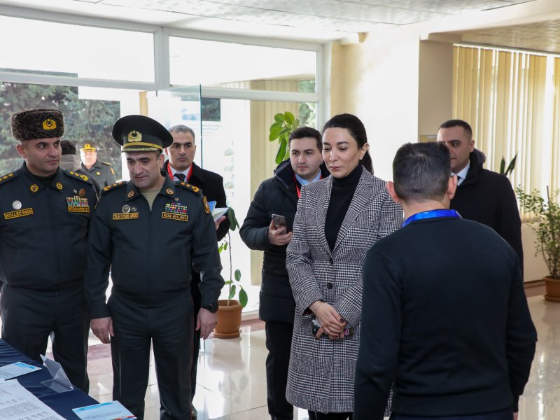 Səbinə Əliyeva Azərbaycan Ordusunun Təlim və Tədris Mərkəzində seçki prosesini izləyir.