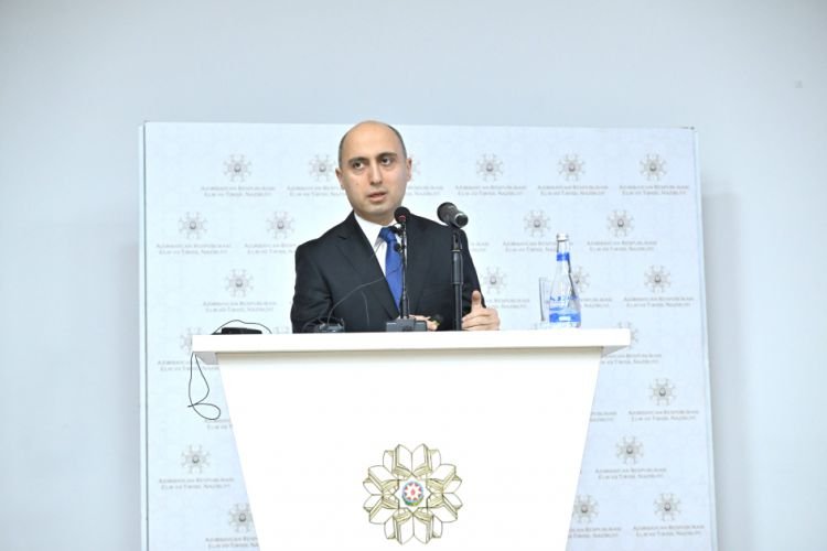 Emin Əmrullayev: Növbəti tədris ilində kağız jurnal ləğv olunacaq