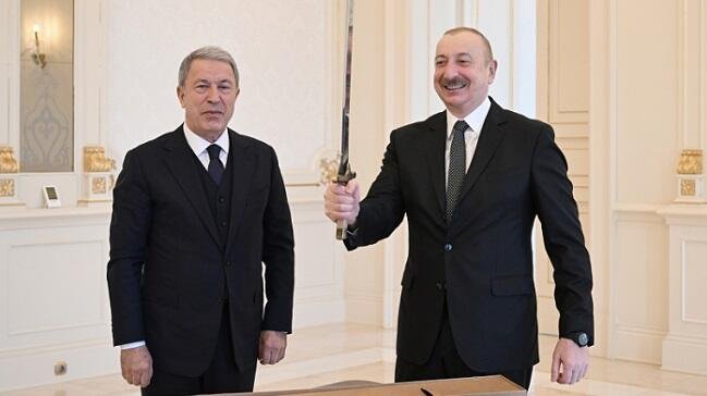 Hulusi Akarın İlham Əliyevə unikal hədiyyəsi
